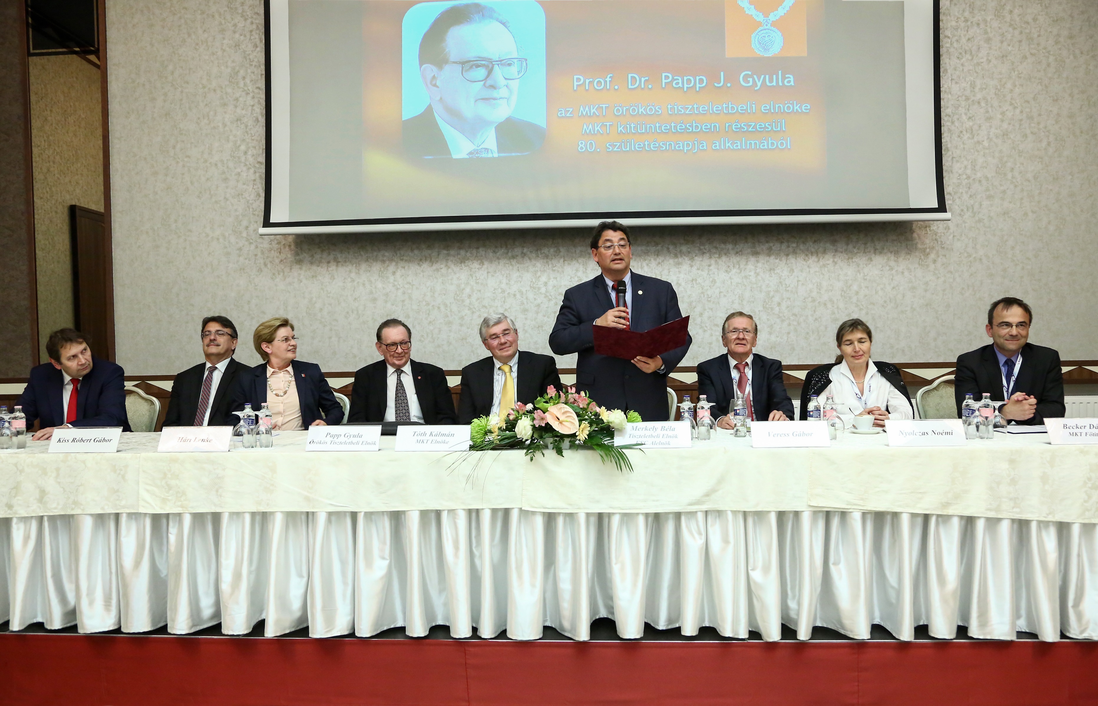 Dr. Merkely Bla az MKT Elnksge nevben ksznti Prof. Dr. Papp J. Gyult, a Trsasg rks tiszteletbeli elnkt