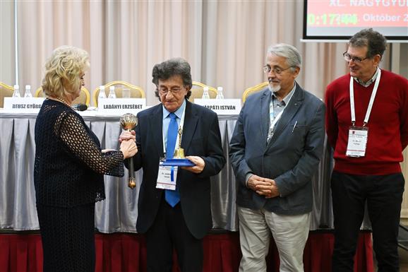 A Magyar Nephrologiai Társaság jogárát  és harangját 2025. október 3-án a Társaság új elnöke Dr. Kárpáti István veszi át az elz elnöktl Dr. Ladányi Erzsébettl.